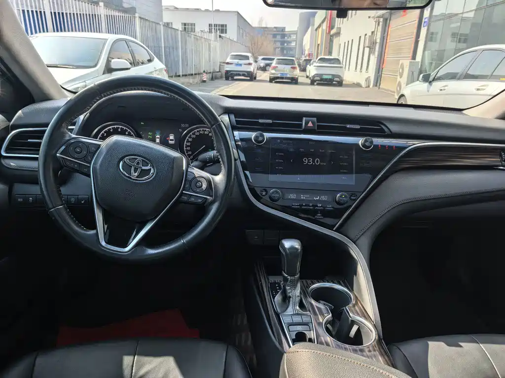 Toyota Camry 2019 — фото 12