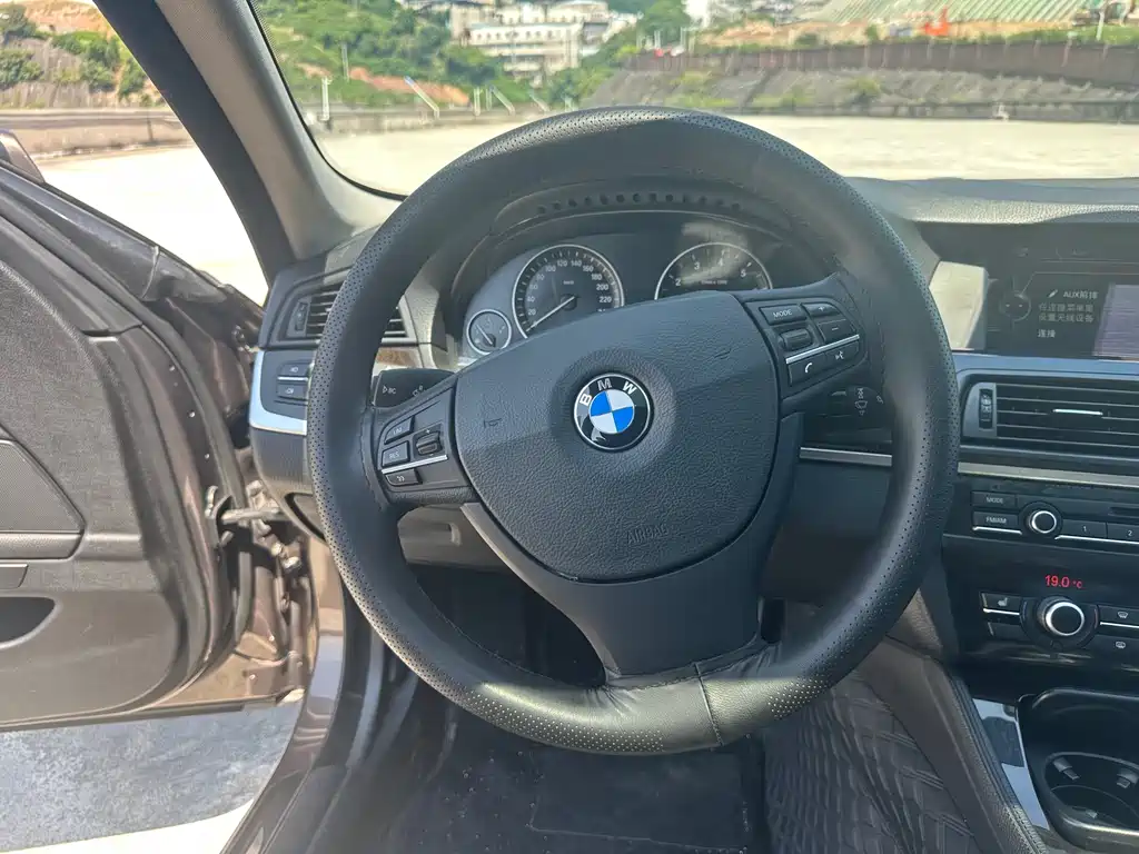 BMW 5 Series 2012 — фото 17