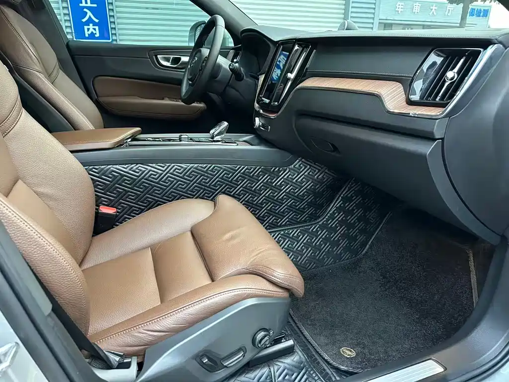 Volvo XC60 2023 — фото 10