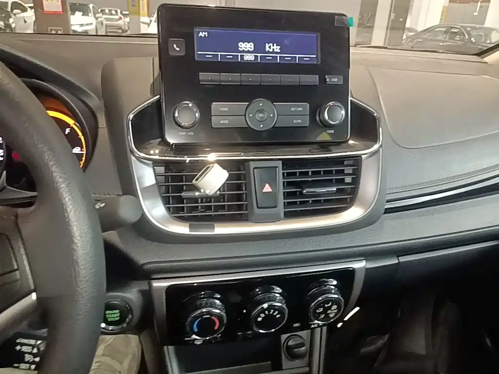 Toyota Yaris L 2023 — фото 13