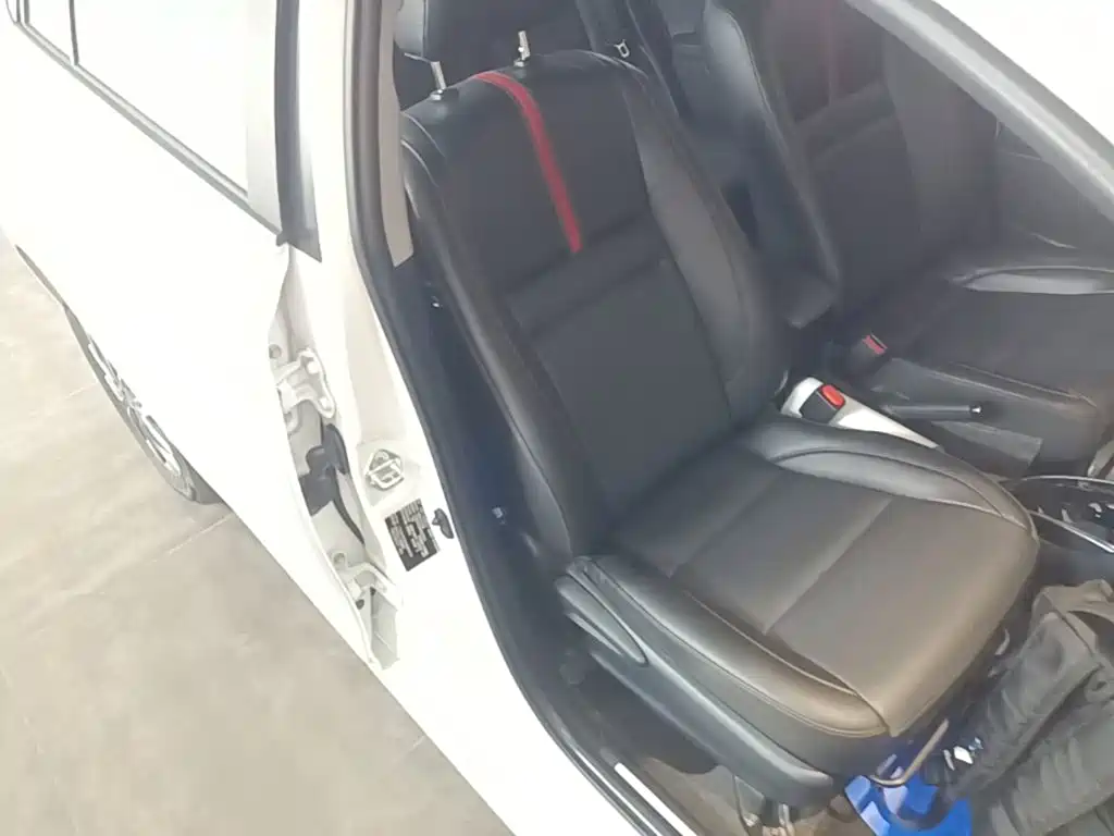 Toyota Yaris L 2023 — фото 25