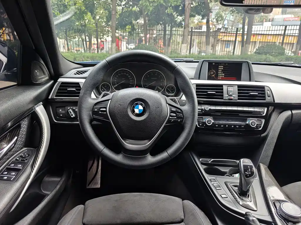 BMW 3 Series 2017 — фото 11