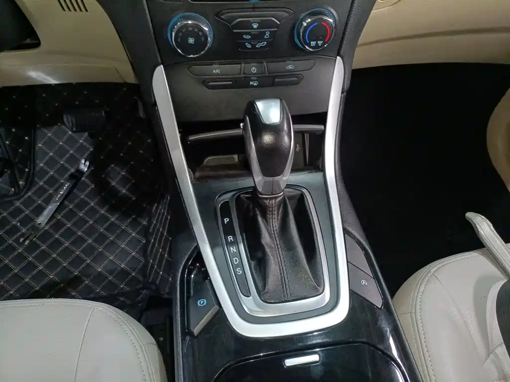 Ford Edge 2018 — фото 10