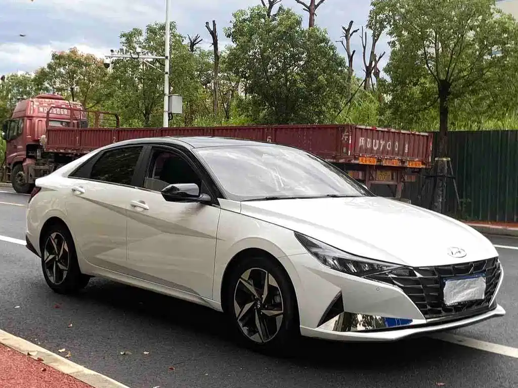 Hyundai Elantra 2023 — фото 3
