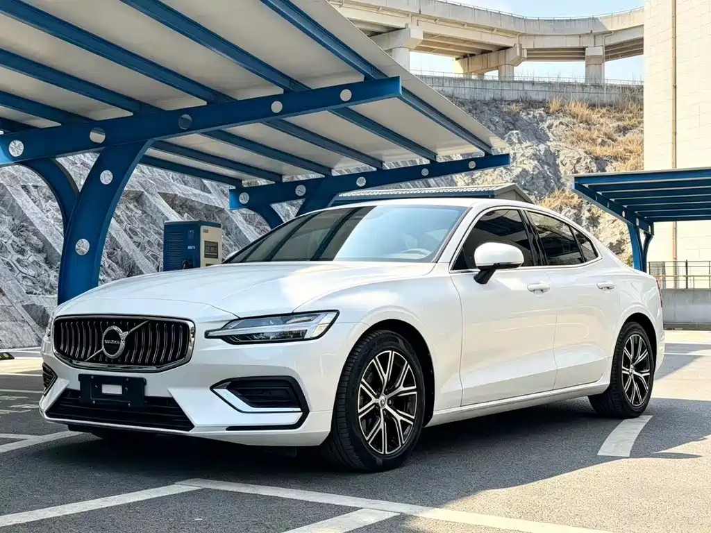 Volvo S60 2024 — фото 1