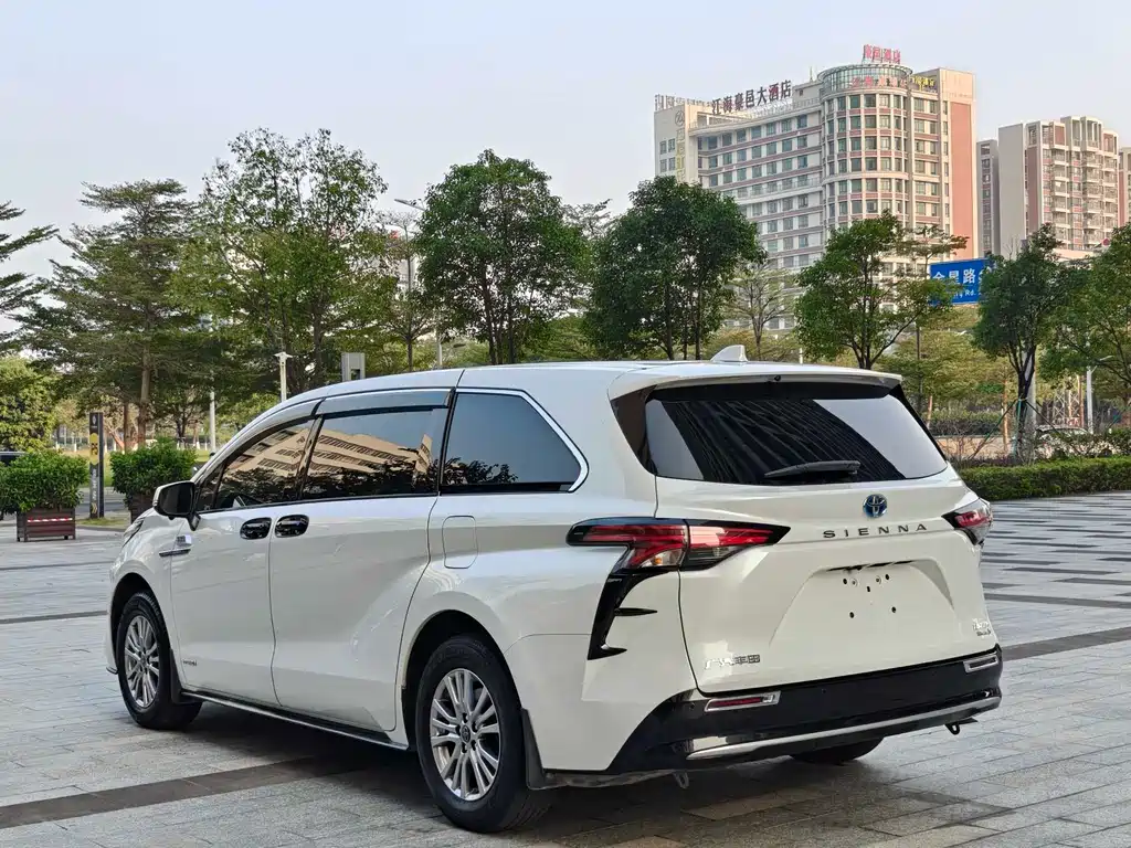 Toyota Sienna 2022 — фото 19