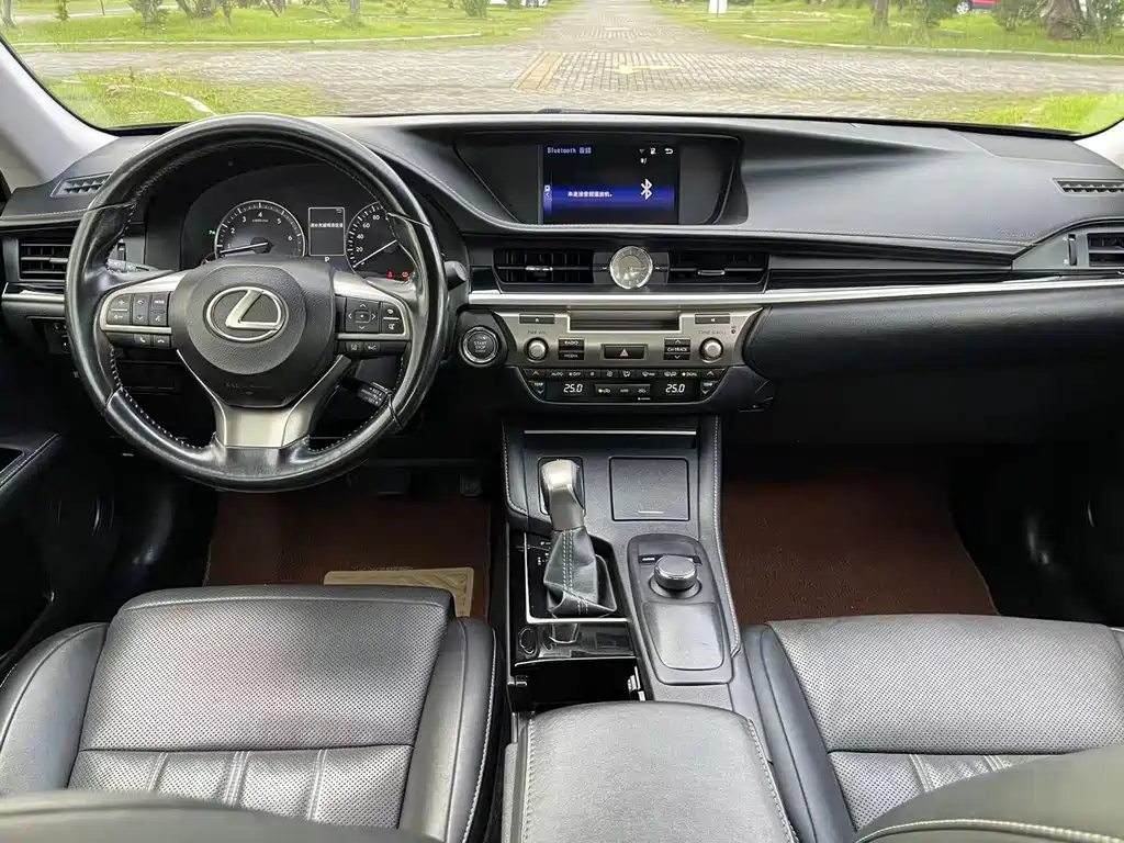 Lexus ES 2015 — фото 16