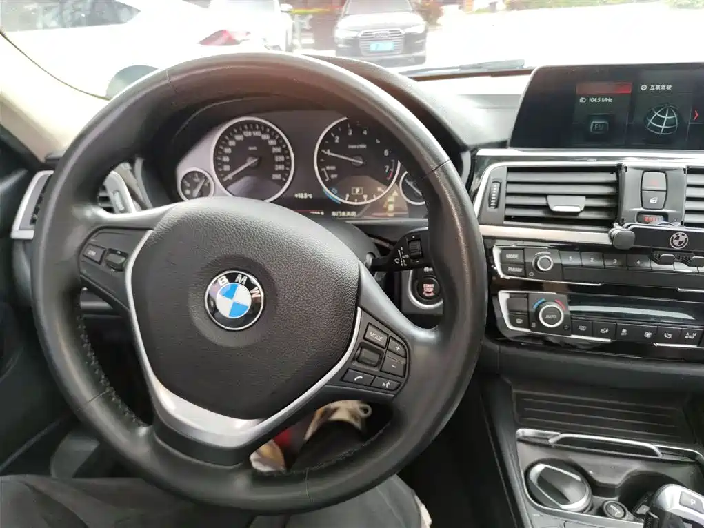 BMW 3 Series 2018 — фото 10