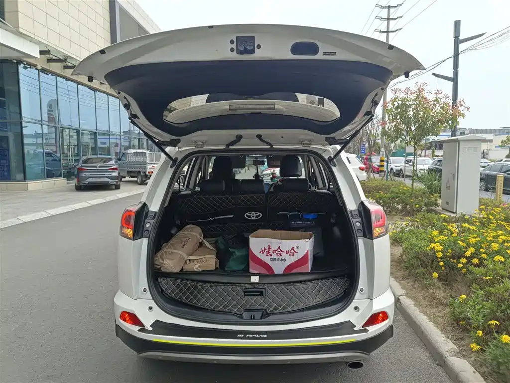 Toyota RAV4 2018 — фото 19