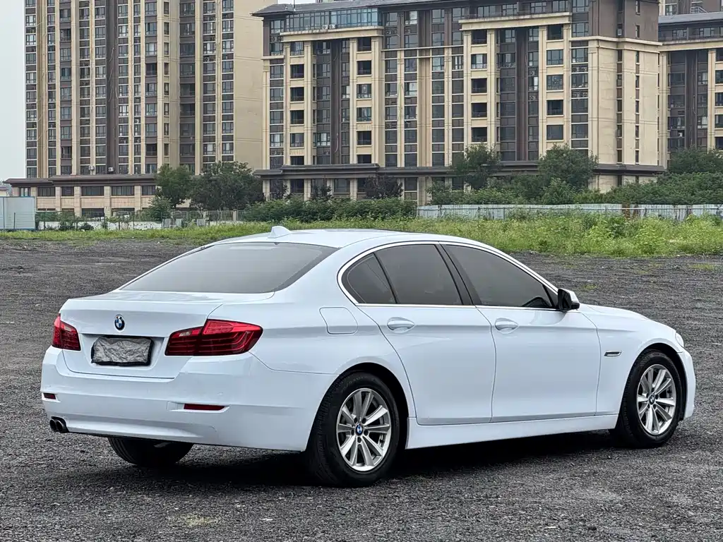 BMW 5 Series 2017 — фото 9