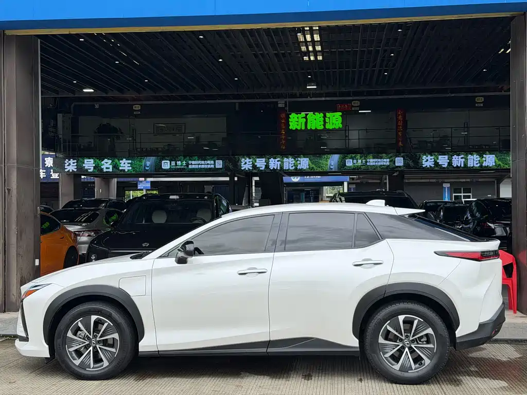 Lexus RZ 2023