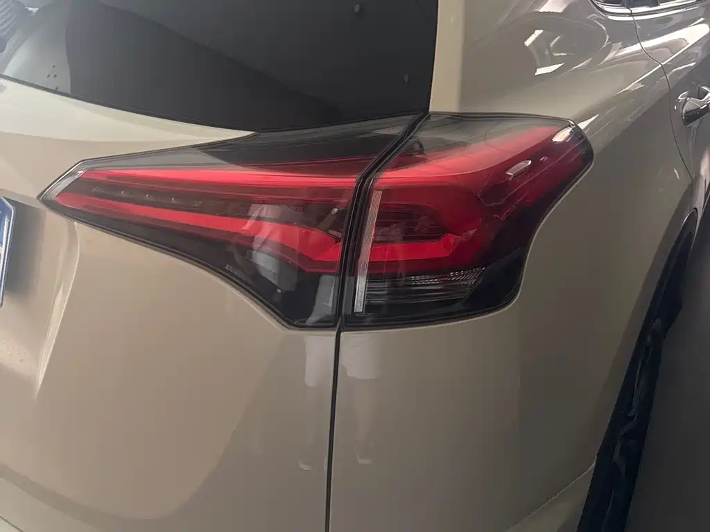 Toyota RAV4 2017 — фото 13