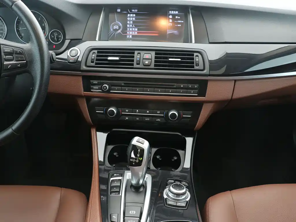 BMW 5 Series 2015 — фото 13