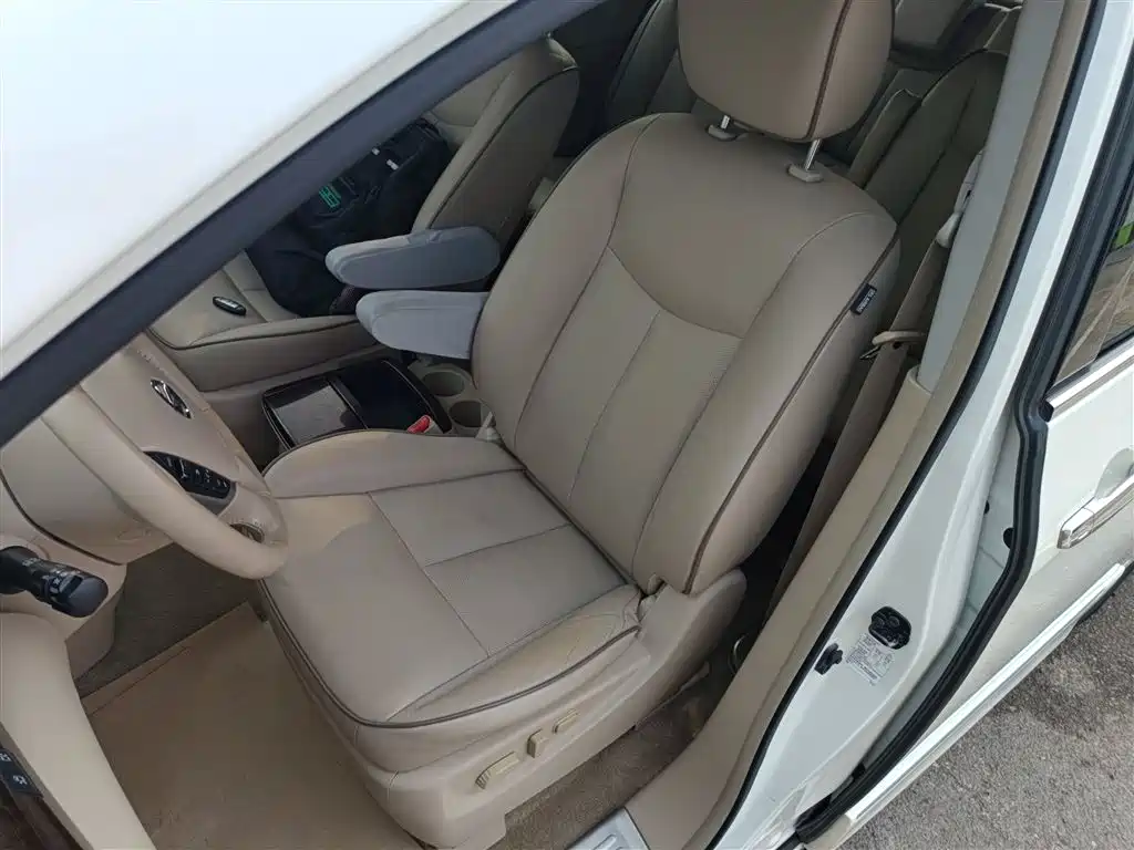 Nissan Quest 2016 — фото 15