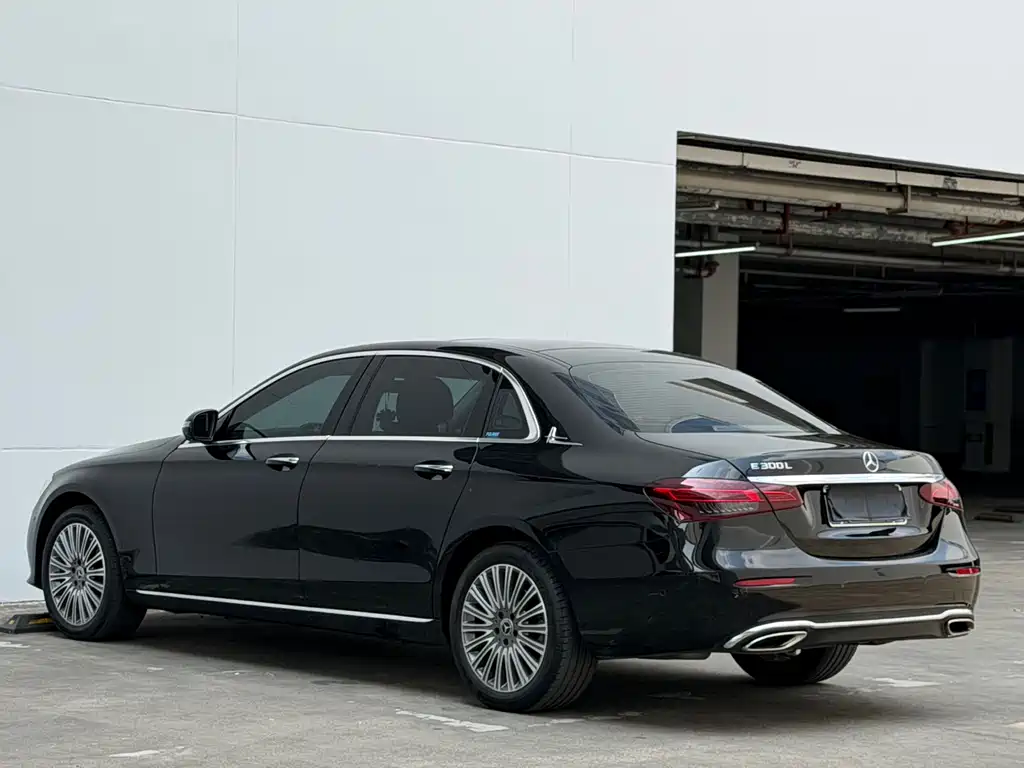 Mercedes-Benz E-Class 2023 — фото 12