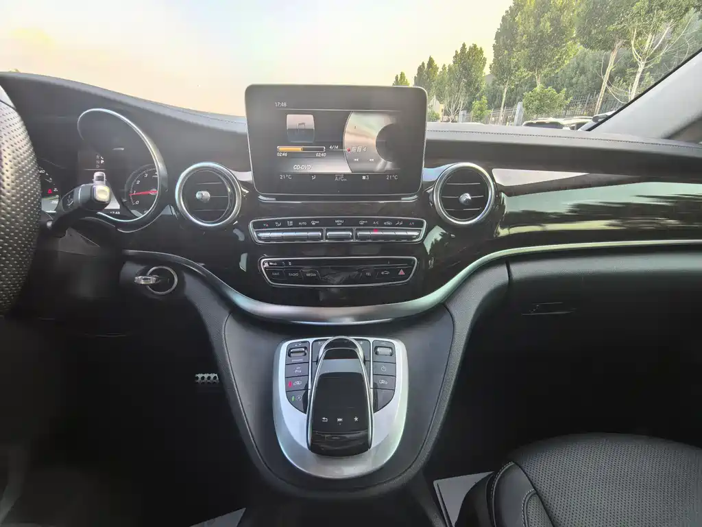 Mercedes-Benz V-Class 2018 — фото 17