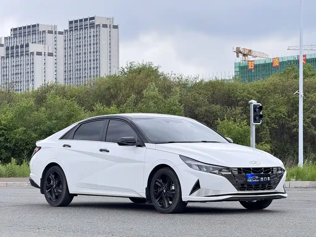 Hyundai Elantra 2023 — фото 3