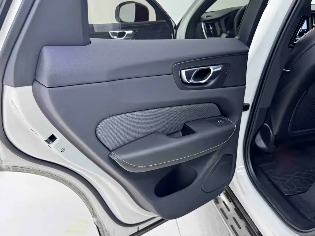Volvo XC60 2023 — фото 16