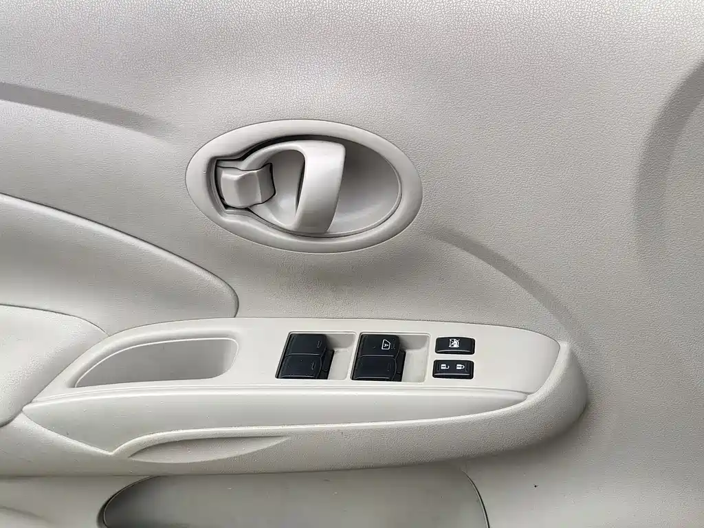 Nissan Sunny 2012 — фото 8