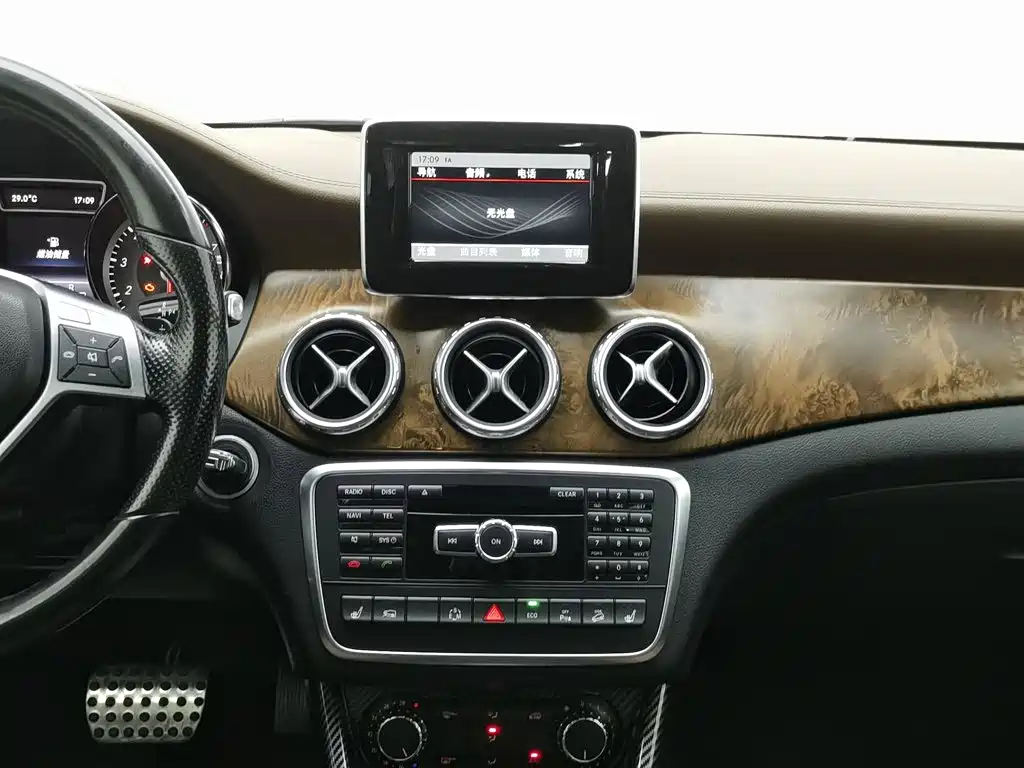 Mercedes-Benz GLA 2015 — фото 12