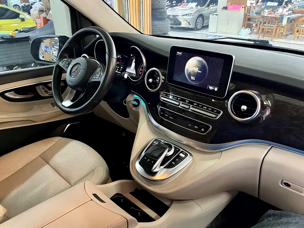 Mercedes-Benz V-Class 2019 — фото 16