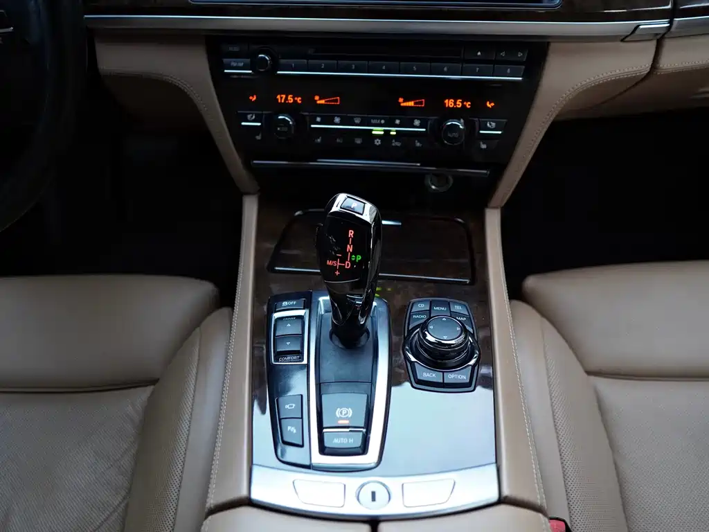 BMW 7 Series 2012 — фото 10