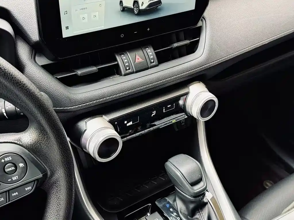 Toyota RAV4 2024 — фото 11