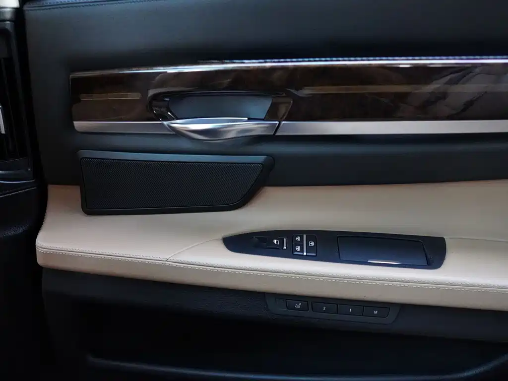 BMW 7 Series 2012 — фото 27