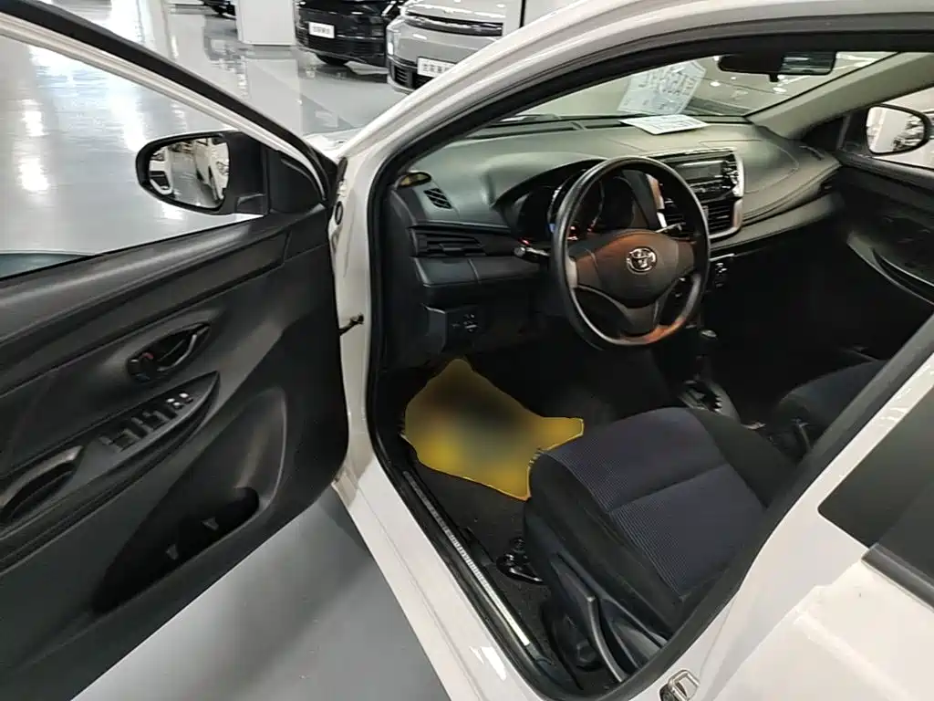 Toyota Yaris L 2017 — фото 16