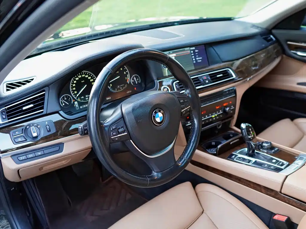 BMW 7 Series 2012 — фото 14