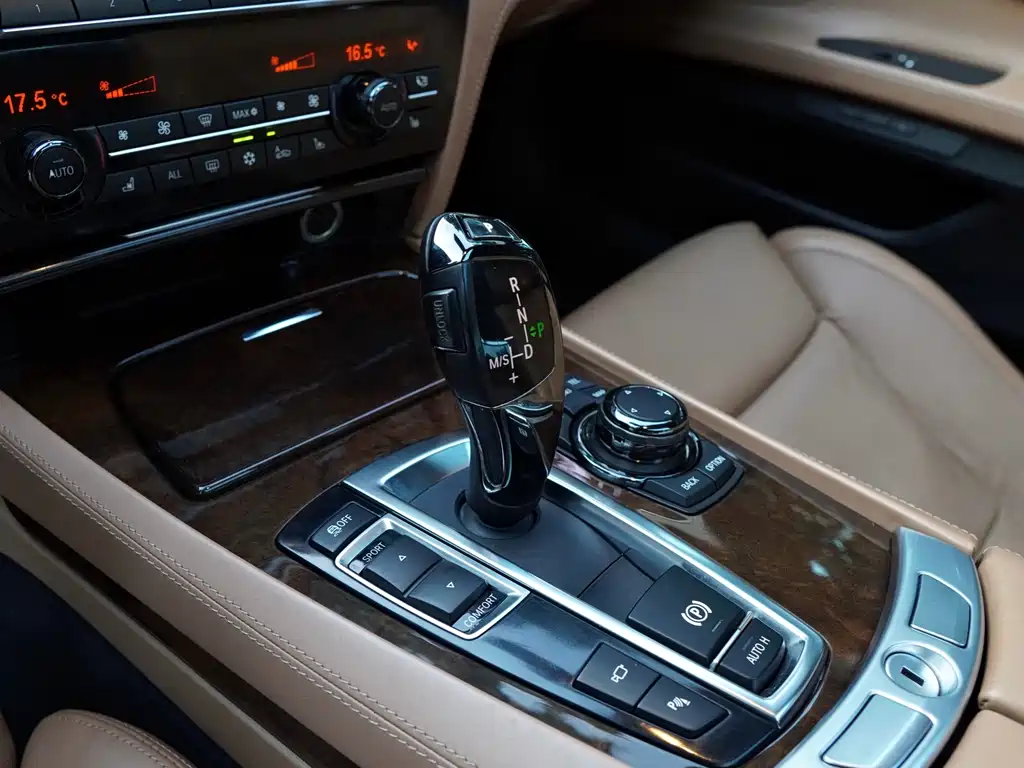 BMW 7 Series 2012 — фото 17