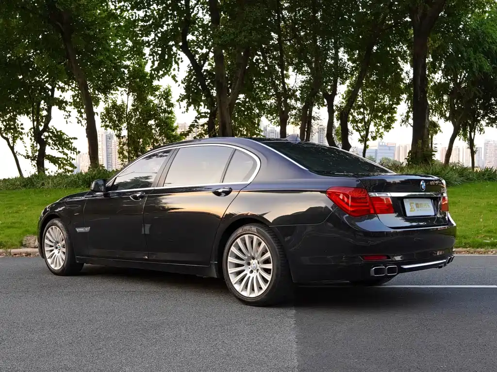 BMW 7 Series 2012 — фото 11