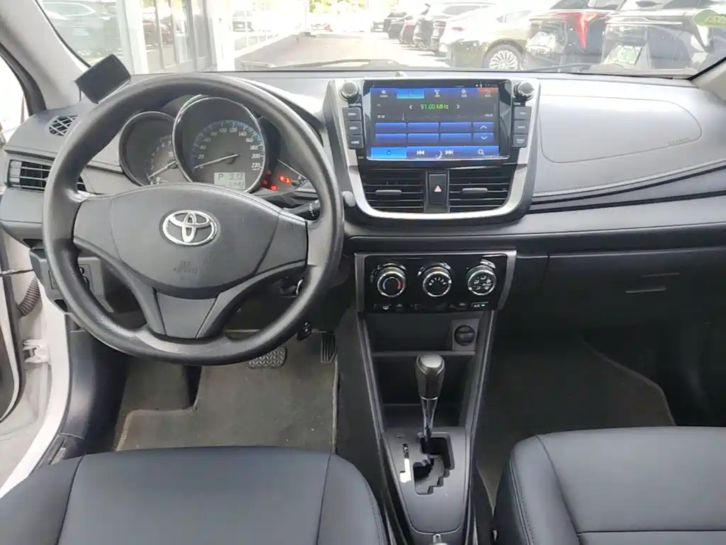 Toyota Yaris L 2017 — фото 10