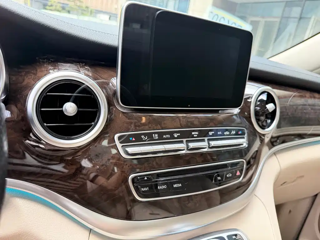 Mercedes-Benz V-Class 2020 — фото 24