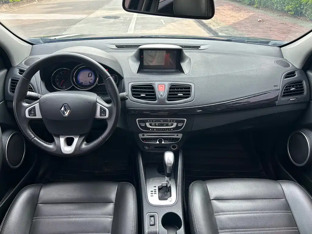 Renault Fluence 2016 — фото 10
