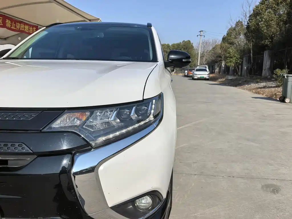 Mitsubishi Outlander 2022 — фото 21
