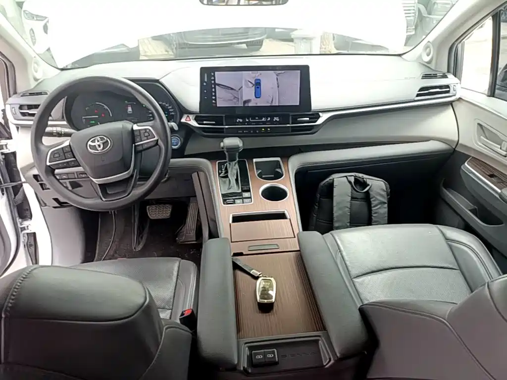 Toyota Sienna 2023 — фото 10