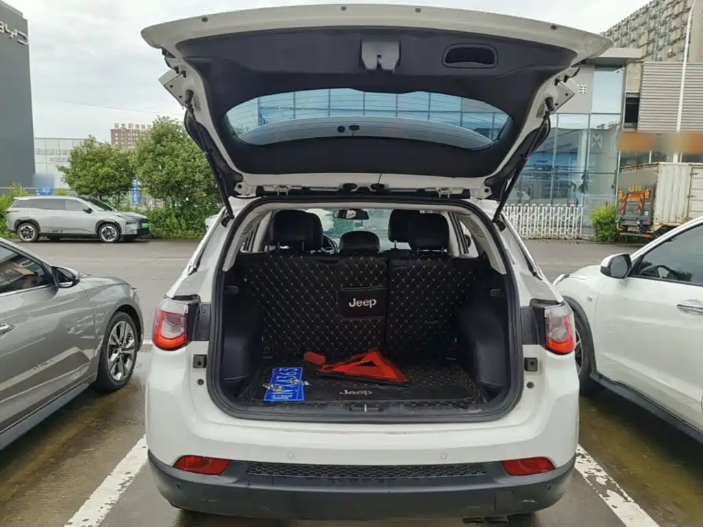 Jeep Compass 2018 — фото 19