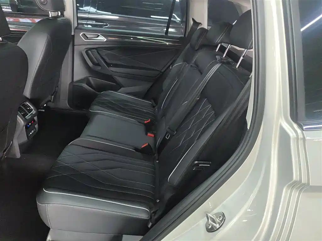 Volkswagen Tiguan L 2023 — фото 17