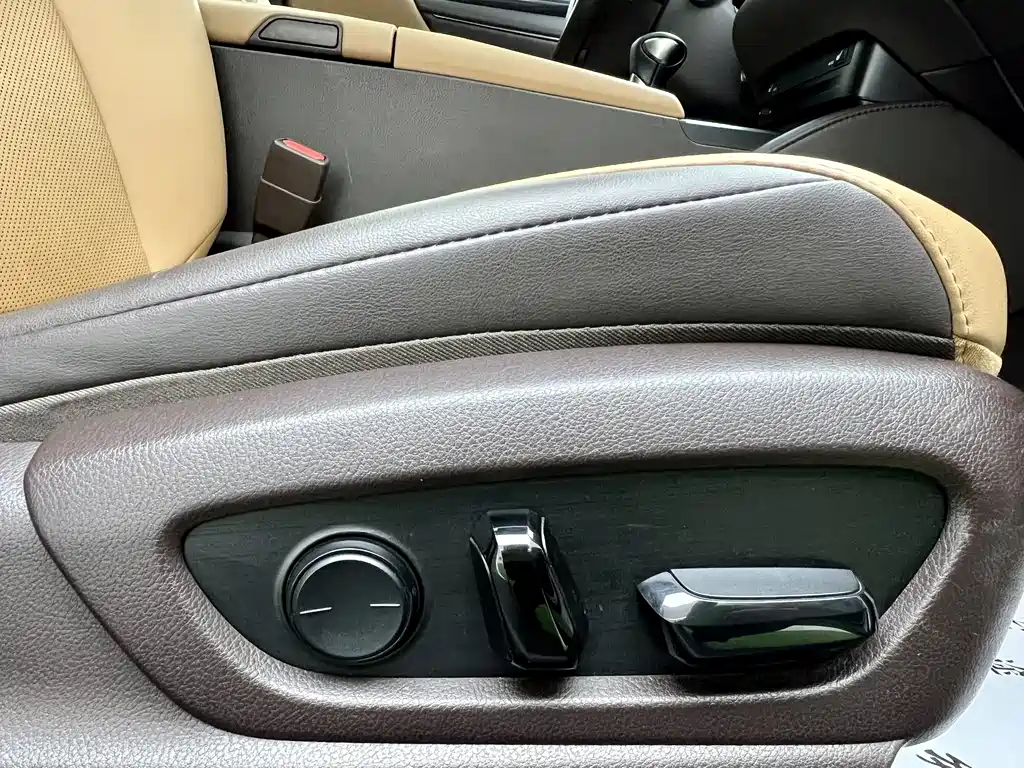 Lexus ES 2018 — фото 12