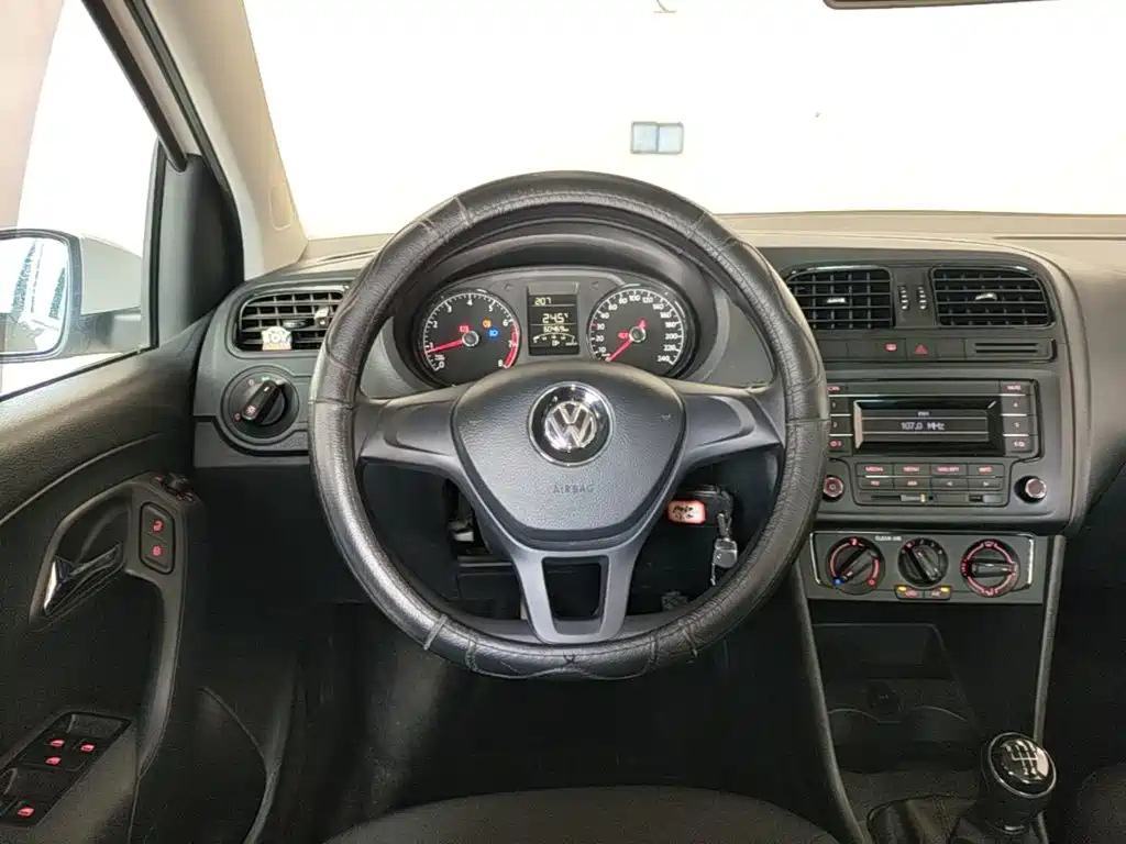 Volkswagen Polo 2017 — фото 11