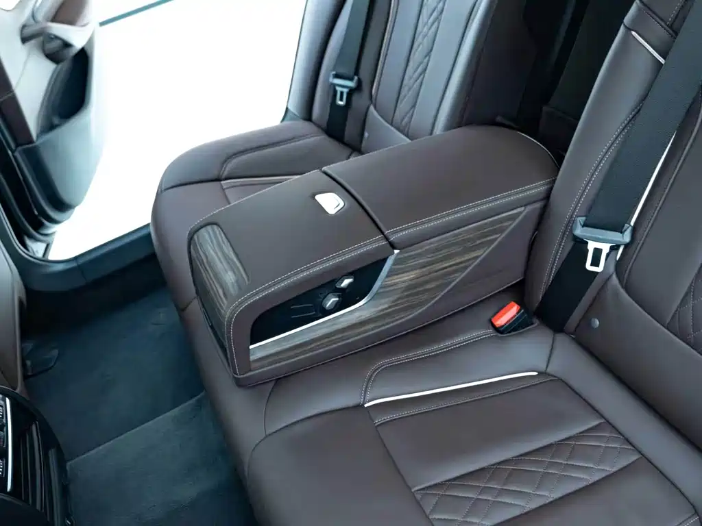 BMW 5 Series 2018 — фото 10