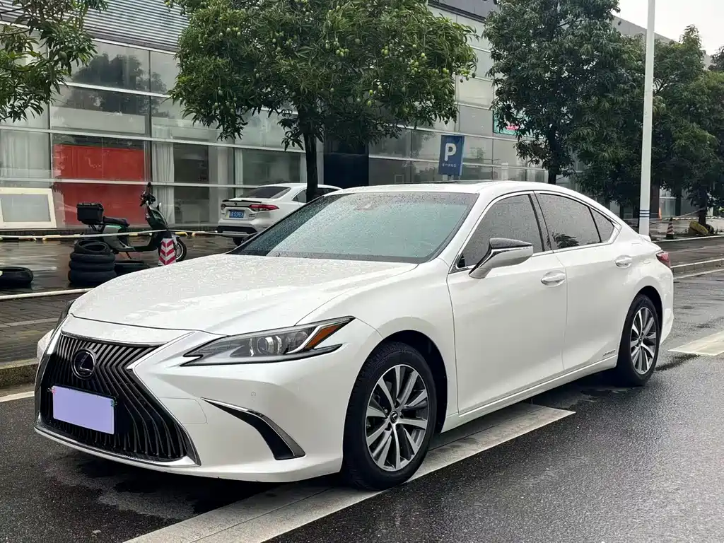 Lexus ES 2021 — фото 1