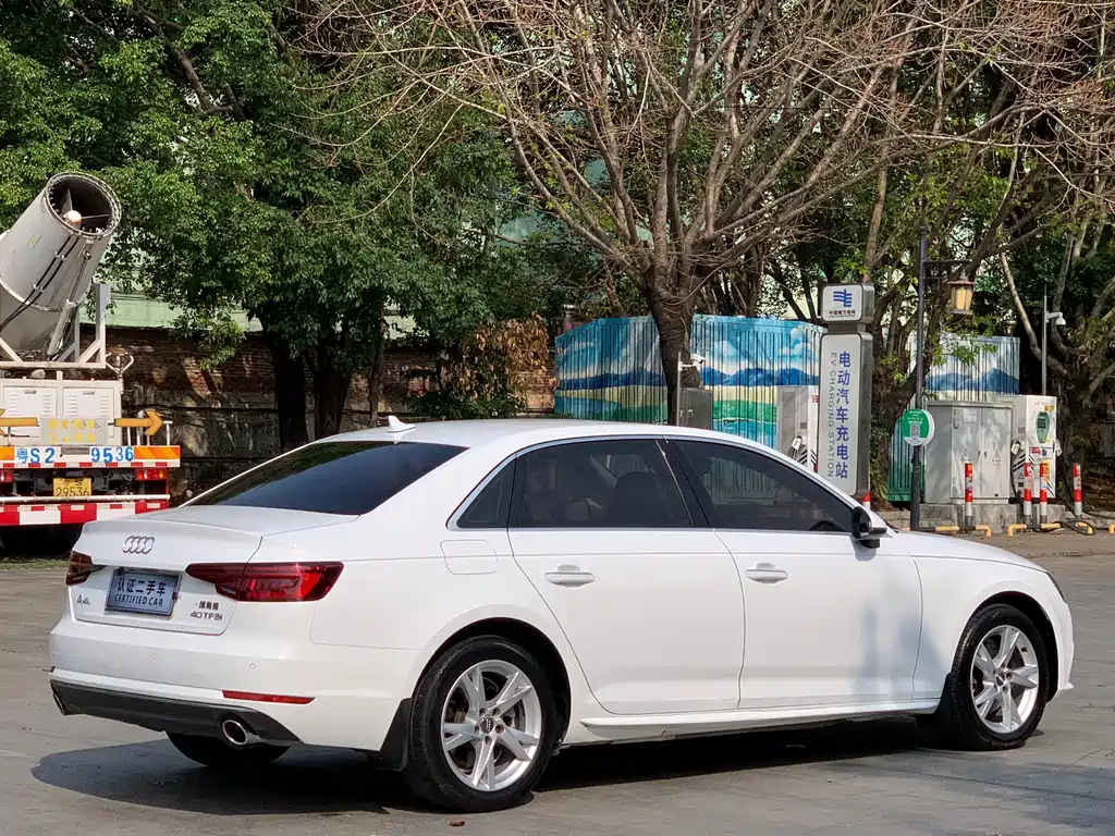 Audi A4L 2018 — фото 16