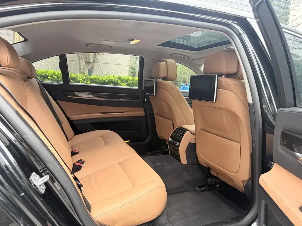 BMW 7 Series 2015 — фото 10