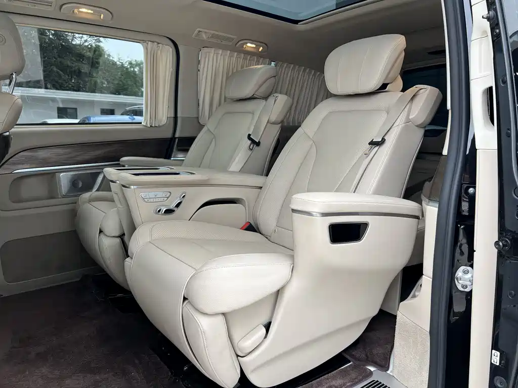 Mercedes-Benz V-Class 2023 — фото 5