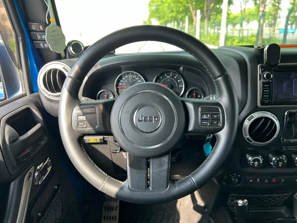 Jeep Wrangler 2015 — фото 16