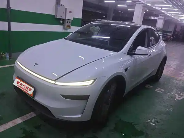 Tesla Model Y 2025