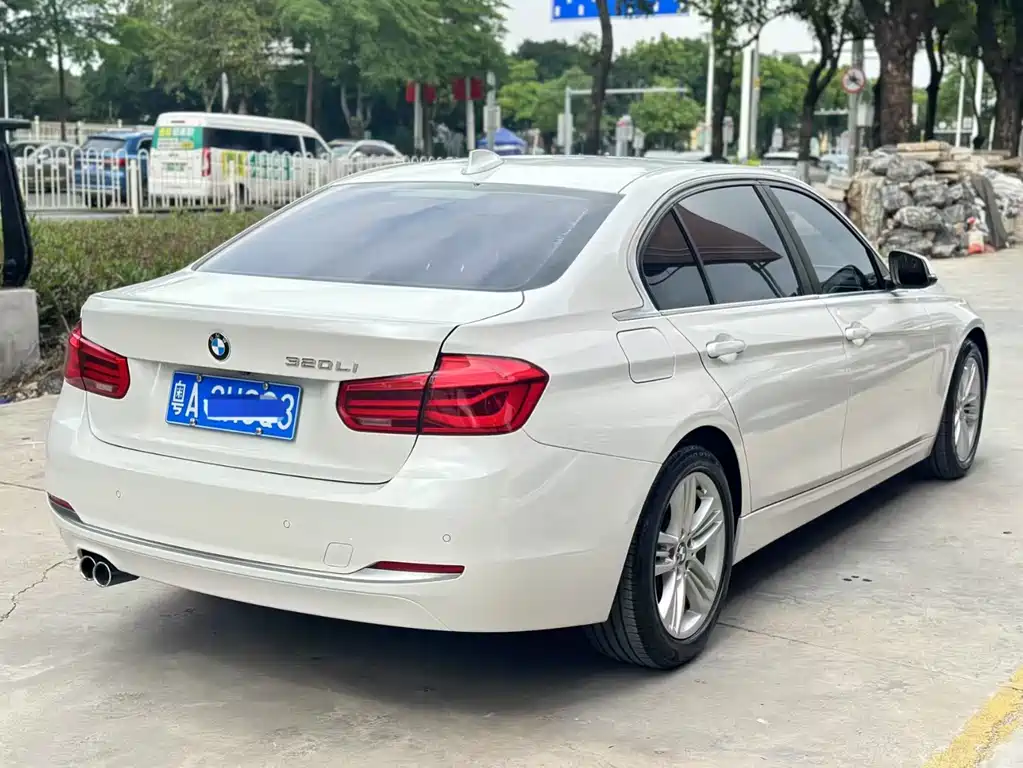 BMW 3 Series 2017 — фото 13