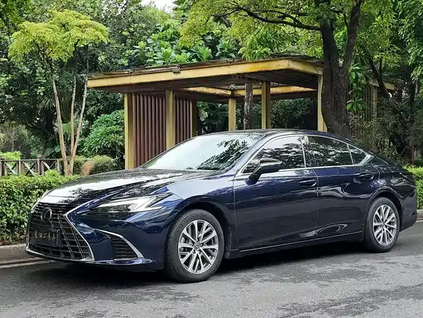 Lexus ES 2025